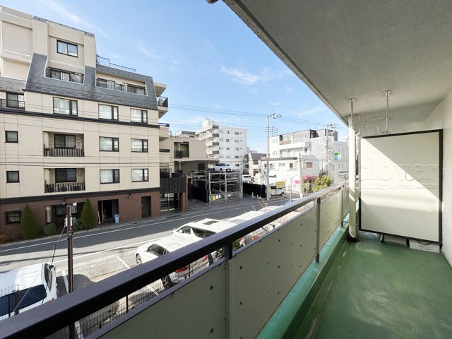 【バルコニー】 | 東建池袋要町マンション | 陽当りの良さが自慢のバルコニーには、太陽光がさんさんと降り注ぎます。気分爽快な新生活を十分に想像できますね。～即日のご見学可能～　お問合せはお気軽にどうぞ。