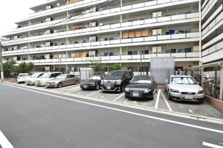 【駐車場】 | マンションの駐車場スペース。空きの有無や駐車料金、サイズ規定などについては、改めてお問い合わせください。～即日のご見学可能～　お問合せはお気軽にどうぞ。

