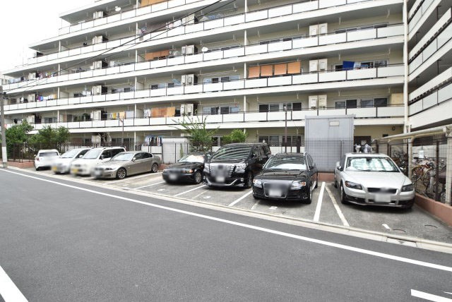 【駐車場】 | 東建池袋要町マンション | マンションの駐車場スペース。空きの有無や駐車料金、サイズ規定などについては、改めてお問い合わせください。～即日のご見学可能～　お問合せはお気軽にどうぞ。
