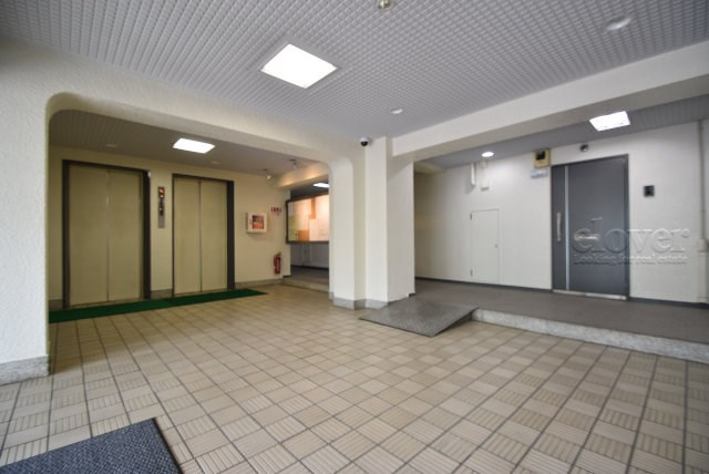 【ロビー】 | 東建池袋要町マンション | 広々としたエントランスホール。入口の門をくぐった先にある、開放感と清潔感をあわせもつ空間です。お客様をお出迎えする際の、ロビーの役割も果たします。～即日のご見学可能～　お問合せはお気軽にどうぞ。
