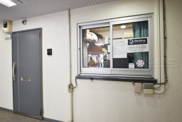 【受付】 | 東建池袋要町マンション | 管理人さんが勤務する管理室です。マンションに出入りする人たちを見守り、注意を払ってくれています。～即日のご見学可能～　お問合せはお気軽にどうぞ。
