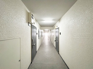【その他共用部分】 | マンションの共用廊下です。きれいに清掃されています。周囲のお部屋の様子も、ぜひ伺ってみてください。～即日のご見学可能～　お問合せはお気軽にどうぞ。