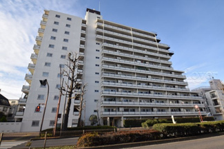 【外観】 | 青空によく映える建物です。手入れの行き届いた外壁やマンション正面エントランスなど、綺麗な姿をぜひ一度、現地にてご覧ください。～即日のご見学可能～　お問合せはお気軽にどうぞ。

