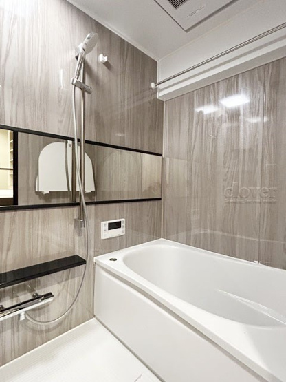 【浴室】 | 東建池袋要町マンション | 疲れと汚れを落として明日への活力を蓄える、癒しの空間＝バスルーム。とても大切な設備です。浴槽も洗い場も美しく整っています。～即日のご見学可能～　お問合せはお気軽にどうぞ。