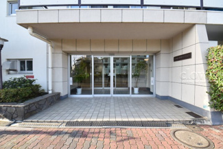 【エントランス】 | オートロックを備えた、マンションのエントランス。やはりセキュリティの観点は欠かすことができません。皆様を“安全”に送り出し、出迎えてくれます。～即日のご見学可能～　お問合せはお気軽にどうぞ。
