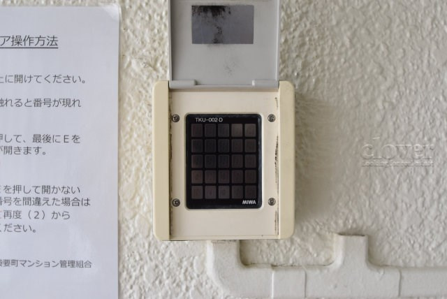 【防犯設備】 | 東建池袋要町マンション | 部外者の出入りを規制するオートロックの操作盤。「マンションに欲しいセキュリティ」の筆頭格です。これがあるだけで、安心感はひときわ増します。～即日のご見学可能～　お問合せはお気軽にどうぞ。
