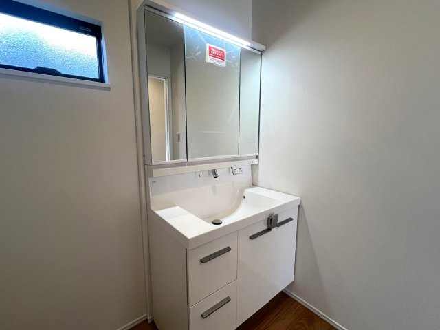 ちょっと高台だから陽当たり独り占め☆【保土ヶ谷区仏向町新築戸建】の独立洗面台|独立洗面台、小物を置くことができて便利です