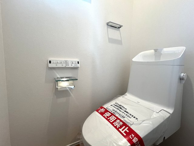 ちょっと高台だから陽当たり独り占め☆【保土ヶ谷区仏向町新築戸建】のトイレ|トイレもきれいです