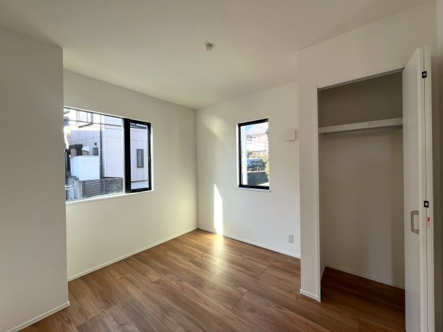 ちょっと高台だから陽当たり独り占め☆【保土ヶ谷区仏向町新築戸建】の洋室|明るい洋室です