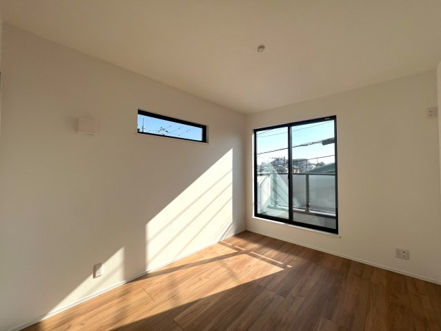 ちょっと高台だから陽当たり独り占め☆【保土ヶ谷区仏向町新築戸建】の洋室|ゆったりした洋室です