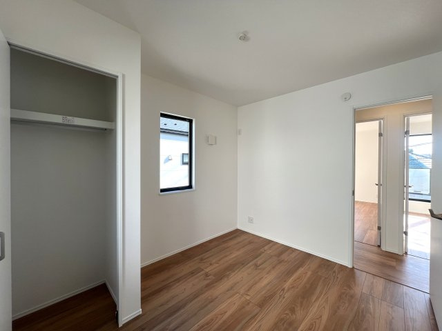 ちょっと高台だから陽当たり独り占め☆【保土ヶ谷区仏向町新築戸建】の洋室|広々とした洋室です