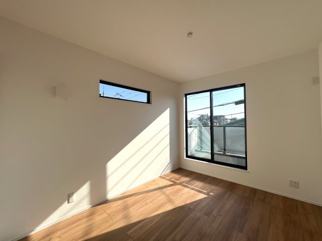 ちょっと高台だから陽当たり独り占め☆【保土ヶ谷区仏向町新築戸建】の洋室|コンパクトで使いやすい洋室です