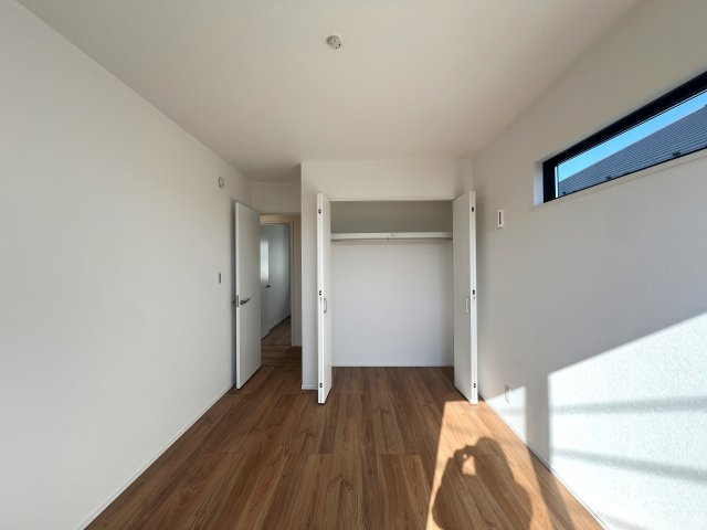 ちょっと高台だから陽当たり独り占め☆【保土ヶ谷区仏向町新築戸建】の洋室|落ち着いた色調の洋室です