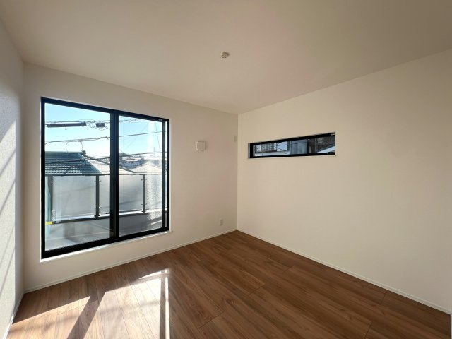 ちょっと高台だから陽当たり独り占め☆【保土ヶ谷区仏向町新築戸建】の洋室|使い勝手のいい洋室です