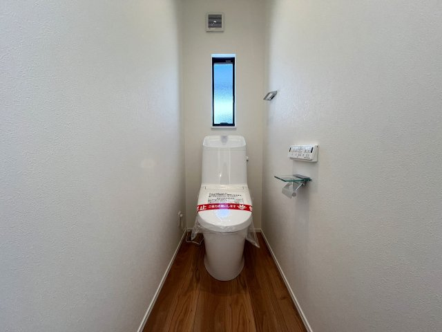 ちょっと高台だから陽当たり独り占め☆【保土ヶ谷区仏向町新築戸建】のトイレ|落ち着いた色調のトイレです