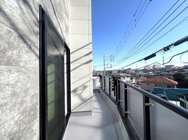 ちょっと高台だから陽当たり独り占め☆【保土ヶ谷区仏向町新築戸建】のバルコニー|暖かな日差しのふりそそぐバルコニー