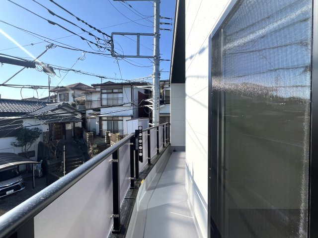 ちょっと高台だから陽当たり独り占め☆【保土ヶ谷区仏向町新築戸建】のバルコニー|広々としたバルコニーです