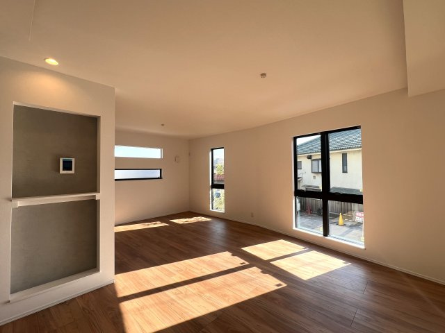 ちょっと高台だから陽当たり独り占め☆【保土ヶ谷区仏向町新築戸建】の居間・リビング|ゆったりとしたリビングです