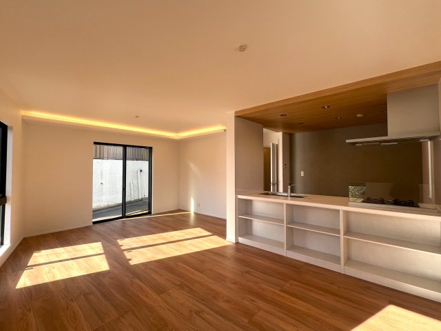 ちょっと高台だから陽当たり独り占め☆【保土ヶ谷区仏向町新築戸建】の居間・リビング|ゆったりとしたリビングです