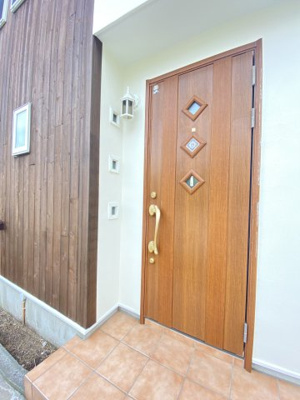 【玄関】 | 鵠沼海岸5丁目中古戸建 | 温かみのある木目調の玄関がお出迎え。