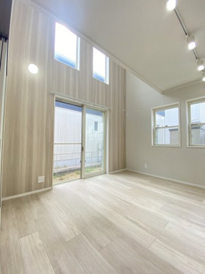 【居間・リビング】 | 鵠沼海岸5丁目中古戸建 | 約12帖のリビングはで日当たり・風通し◎
2026年2月新規リノベーション！
吹抜け＆トップライト付きの明るいリビングです。