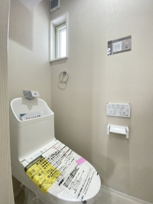 【トイレ】 | 鵠沼海岸5丁目中古戸建 | 温水洗浄便座付のトイレです。
毎日使う場所だから、より快適な空間に仕上げられています。
トイレは２箇所設置してます。