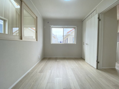 【洋室】 | 鵠沼海岸5丁目中古戸建 | 約5.6帖の洋室です。