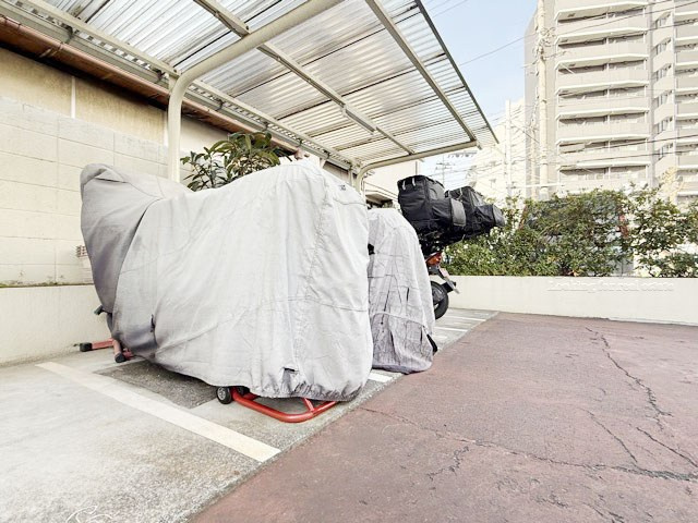 【駐車場】 | エンゼルハイム梅屋敷第2 | バイク置き場。空き区画の有無や駐輪料金、サイズおよび排気量規定などについては、改めてお問い合わせください。～即日のご見学可能～　お問合せはお気軽にどうぞ。
