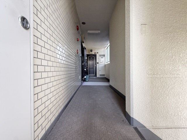 【洗面所】 | エンゼルハイム梅屋敷第2 | マンションの共用廊下です。きれいに清掃されています。周囲のお部屋の様子も、ぜひ伺ってみてください。～即日のご見学可能～　お問合せはお気軽にどうぞ。
