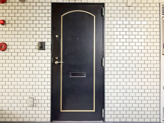 【その他共用部分】 | エンゼルハイム梅屋敷第2 | 皆様をお迎えする、お部屋の玄関ドア。開けやすさや開放角度、ドアノブの操作しやすさや鍵の形状などを、現地で一度ご確認ください。～即日のご見学可能～　お問合せはお気軽にどうぞ。
