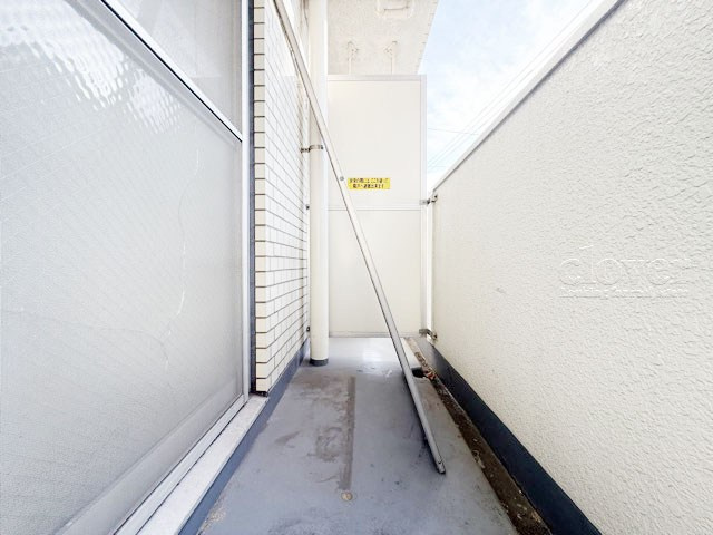 【バルコニー】 | エンゼルハイム梅屋敷第2 | バルコニーの様子。ここからの眺めが、日々のストレスを発散してくれることでしょう。ちなみにバルコニーは専有部分ではなく「共用部分」の扱いです。～即日のご見学可能～　お問合せはお気軽にどうぞ。
