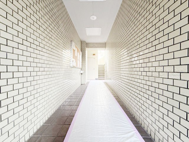 【ロビー】 | エンゼルハイム梅屋敷第2 | 集合ポストなどを備えたエントランスホール。ここもマンションの顔となる部分であり、しっかりと清掃の行き届いたさまに安心感をおぼえます。～即日のご見学可能～　お問合せはお気軽にどうぞ。
