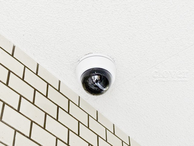 【防犯設備】 | エンゼルハイム梅屋敷第2 | 建物や敷地の隅々に目を光らせる防犯カメラが設置されています。現地を見学される際には、カメラの存在やその台数にも意識を払ってみてください。～即日のご見学可能～　お問合せはお気軽にどうぞ。
