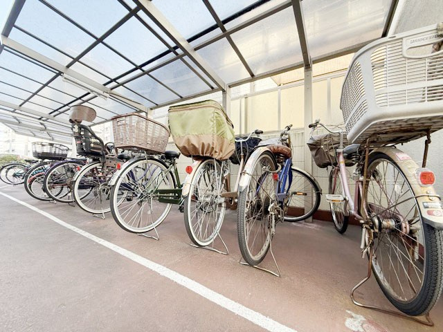 【駐輪場】 | エンゼルハイム梅屋敷第2 | 自転車置き場。マンションの共用部にあたります。空きの有無や駐輪料金、各戸の台数制限などについては、改めてお問い合わせください。～即日のご見学可能～　お問合せはお気軽にどうぞ。
