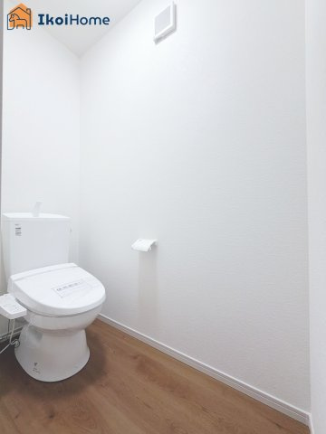 明石市大久保町八木　全2棟2号棟　新築戸建　のトイレ|◆同社施工例◆年中無休：当日予約可●トイレが2か所あるので夜中も楽ちん。朝方のトイレ渋滞も安心