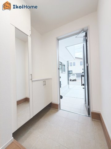 明石市大久保町八木　全2棟2号棟　新築戸建　の洗面所|◆同社施工例◆洗面台はお化粧をする時にも便利な３面鏡＆お掃除の際にも便利なハンドシャワータイプです。