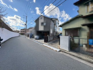 【前面道路含む現地写真】 | 周辺にはスーパーや薬局など、商業施設がそろっていますよ！とても住みやすい環境ですよ♪