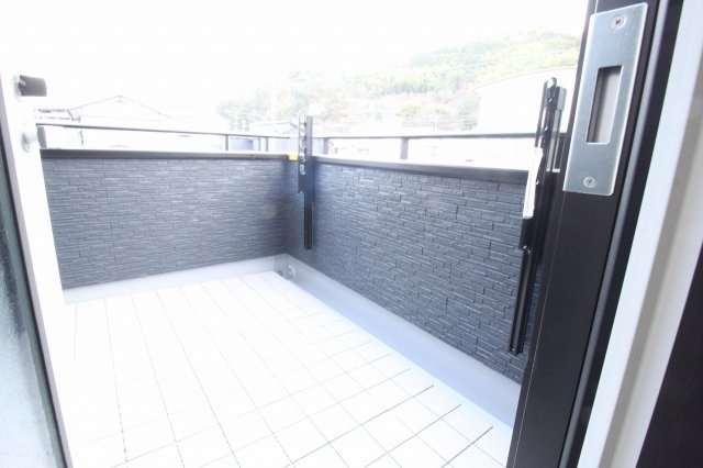 高見町　新築戸建　2号棟　【全2区画】のバルコニー|2F　南西の部屋　8.0帖