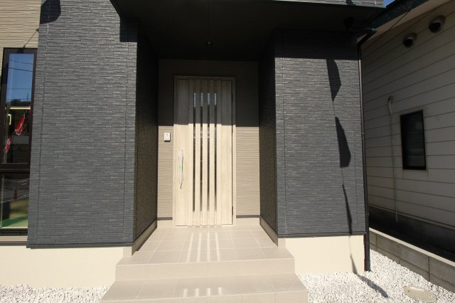 高見町　新築戸建　2号棟　【全2区画】の玄関
