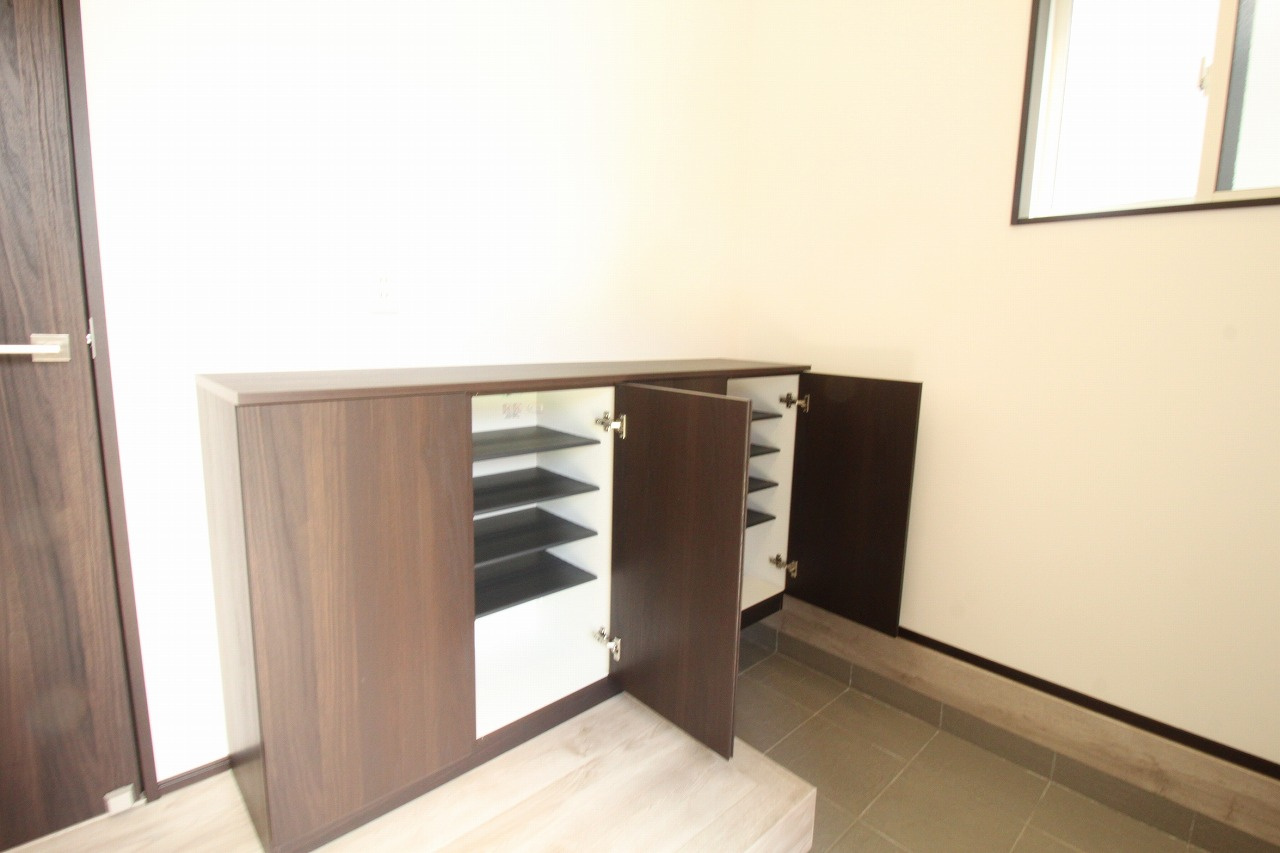 高見町　新築戸建　2号棟　【全2区画】の収納|玄関収納