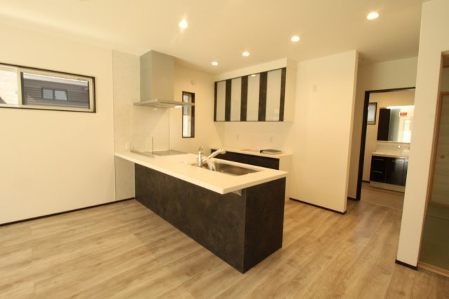 高見町　新築戸建　2号棟　【全2区画】のキッチン|ＩＨクッキングヒ－タ－