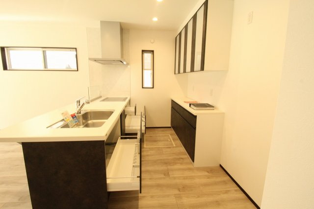 高見町　新築戸建　2号棟　【全2区画】の収納|半地下収納