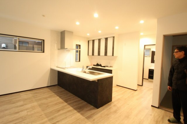 高見町　新築戸建　2号棟　【全2区画】の外観|建築中　4ＬＤＫ+ＷＣＬ　建物面積　106.82㎡（約32.31坪）