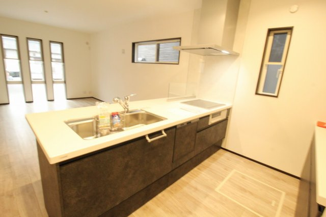 高見町　新築戸建　2号棟　【全2区画】の外観|建築中　4ＬＤＫ+ＷＣＬ　建物面積　106.82㎡（約32.31坪）