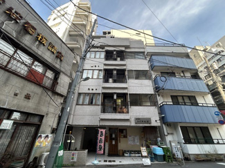 【外観】 | さほど大きなサイズではありませんが、清潔感があり、好感の持てるマンション外観。ぜひ一度、現地でご覧ください。～即日のご見学可能～　お問合せはお気軽にどうぞ。