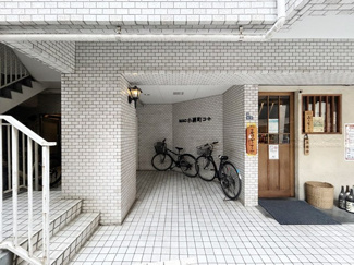 【エントランス】 | お客様を、そして住人を出迎えてくれるマンションのエントランス。ゴミが落ちていないことからも、管理状態の良さや住民の節度の高さが見て取れます。～即日のご見学可能～　お問合せはお気軽にどうぞ。