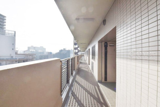 【その他共用部分】 | マンションの共用廊下です。きれいに清掃されています。周囲のお部屋の様子も、ぜひ伺ってみてください。～即日のご見学可能～　お問合せはお気軽にどうぞ。

