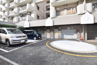 【駐車場】 | マンションの駐車場スペース。空きの有無や駐車料金、サイズ規定などについては、改めてお問い合わせください。～即日のご見学可能～　お問合せはお気軽にどうぞ。

