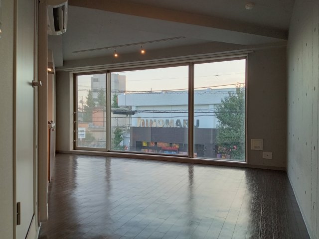 狛江市東和泉１丁目の賃貸マンションの居間・リビング