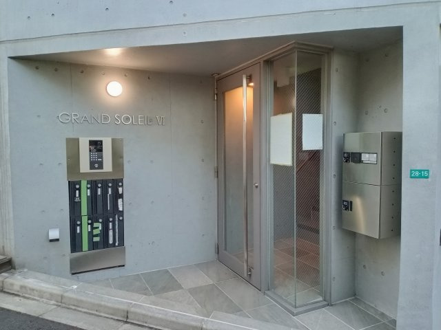 狛江市東和泉１丁目の賃貸マンションのエントランス